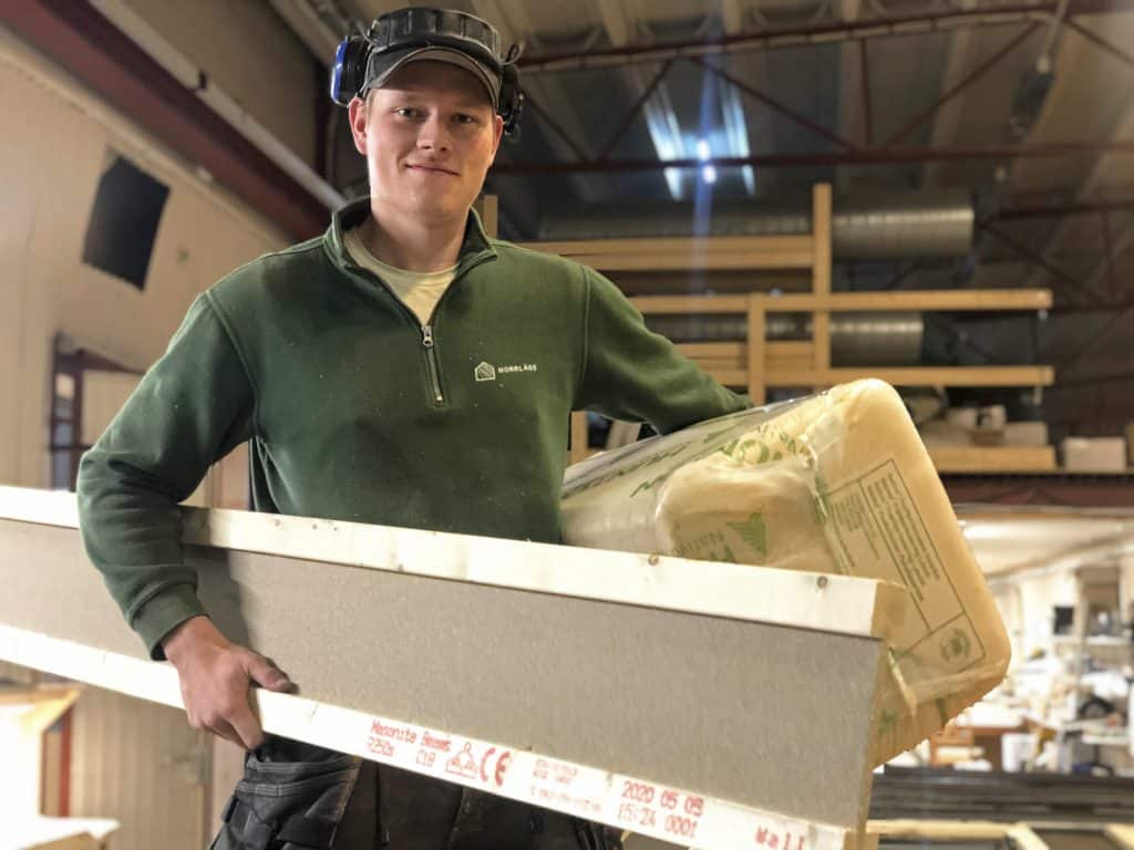 Snickaren Carl Fägerman i husfabriken med vad som ska bli den nya miljöväggen - lättviktsbalk från Masonite Beams och Hunton's träfiberisolering.