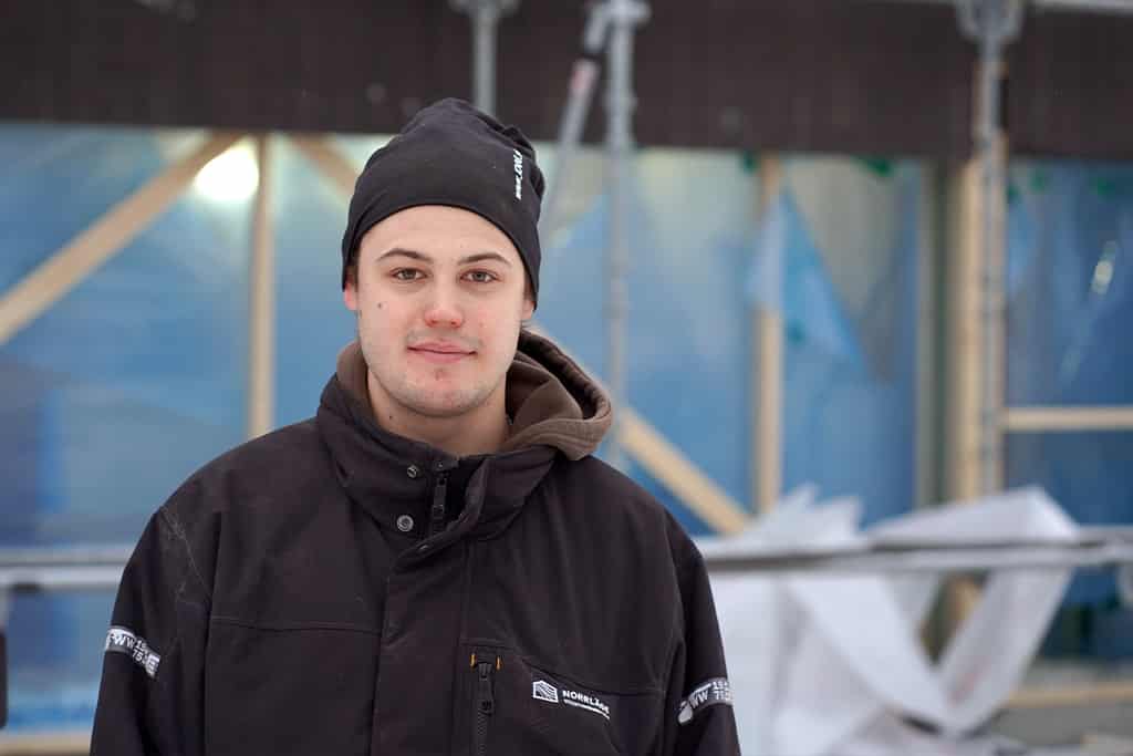 Ishockeyspelaren Anton Danielsson kan tack vare samarbetet med Norrläge kombinera snickaryrket med idrotten.