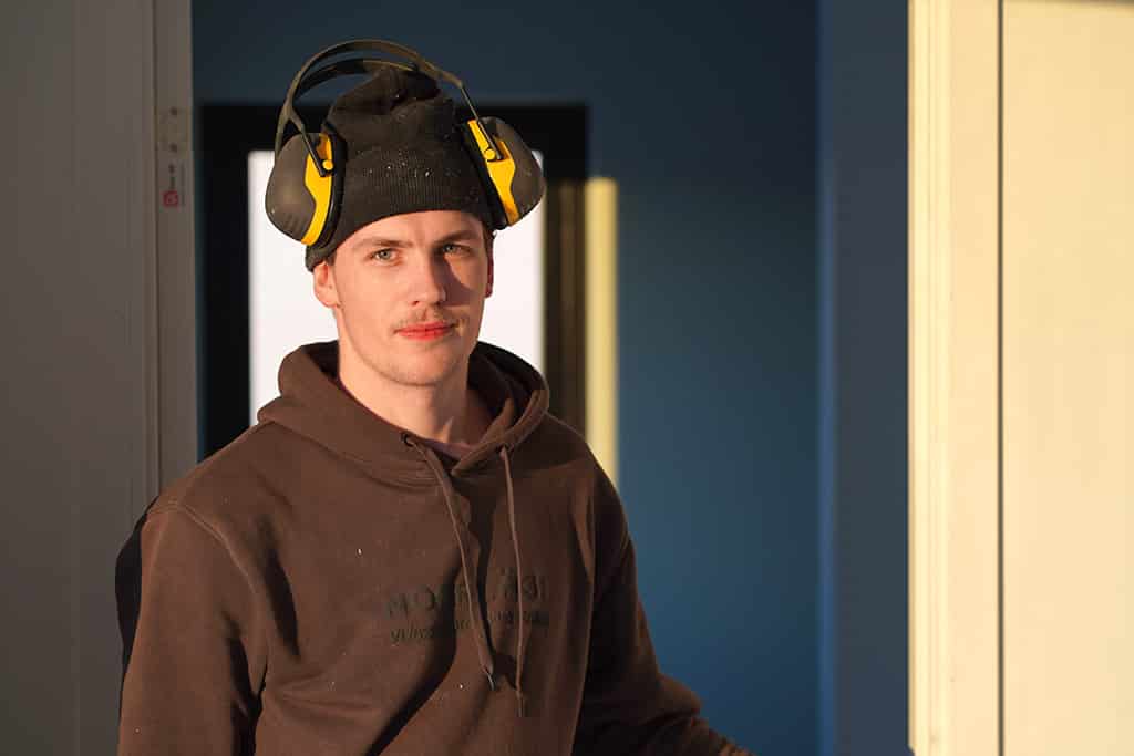 Ishockeyspelaren Elias Edström kan tack vare samarbetet med Norrläge kombinera snickaryrket med idrotten.